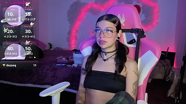 larah uwu online show from February 13, 7:36 pm