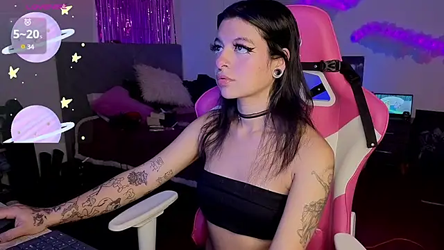 larah uwu online show from April 7, 10:11 pm