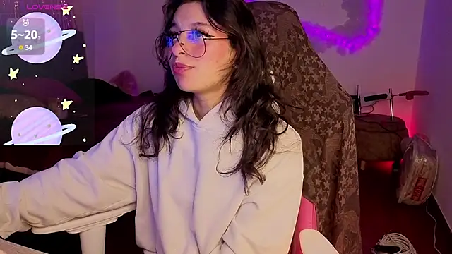 larah uwu online show from February 24, 7:59 pm