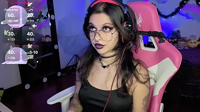 larah uwu online show from December 16, 7:29 pm