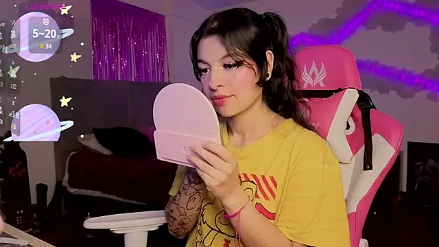 larah uwu online show from April 14, 6:13 pm