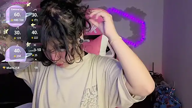 larah uwu online show from June 1, 6:29 pm