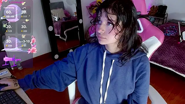 larah uwu online show from October 1, 7:40 pm