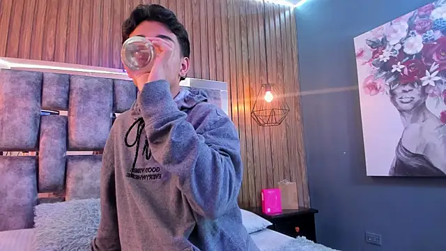 Snapshot of owen__johnson chatting on November 10, 12:10 pm owen johnson online show from November 10, 12:10 pm