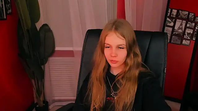 Snapshot of Selen_hells_weet chatting on September 20, 6:13 pm Selen hells weet online show from September 20, 6:13 pm