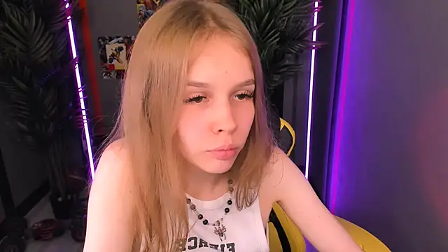 Snapshot of Selen_hells_weet chatting on October 3, 5:03 pm Selen hells weet online show from October 3, 5:03 pm