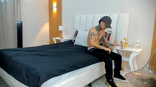 lilyth adam online show from November 3, 8:01 pm