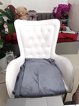 Jess-Thuy online show from December 16, 2:43 pm