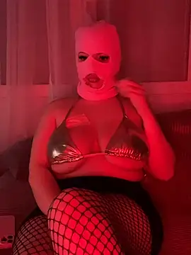 Snapshot of emiliafrancaise chatting on March 5, 9:22 pm emiliafrancaise online show from March 5, 9:22 pm