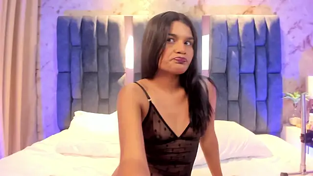 AlaiaMoretti online show from October 30, 2:43 am