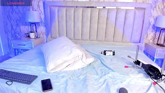 AlaiaMoretti online show from October 25, 5:39 am