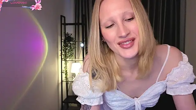 Snapshot of BiancaHelo chatting on October 18, 2:41 pm BiancaHelo online show from October 18, 2:41 pm