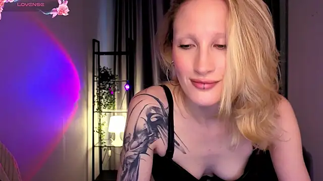 Snapshot of BiancaHelo chatting on October 22, 1:54 pm BiancaHelo online show from October 22, 1:54 pm