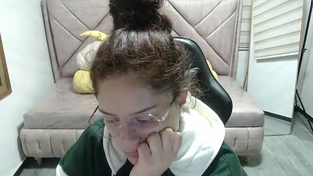 Snapshot of Velvet_Moon_V chatting on December 16, 1:15 pm Velvet Moon V online show from December 16, 1:15 pm