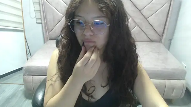 Snapshot of Velvet_Moon_V chatting on March 3, 7:43 pm Velvet Moon V online show from March 3, 7:43 pm