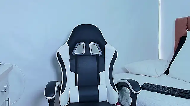 naomi diamond  online show from April 1, 12:06 pm