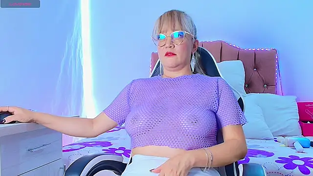naomi diamond  online show from April 21, 3:29 pm