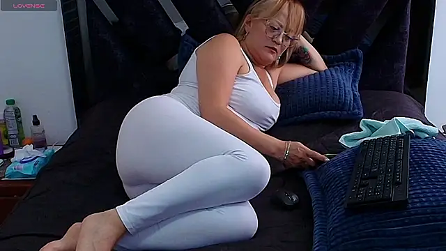 naomi diamond  online show from March 16, 7:16 pm