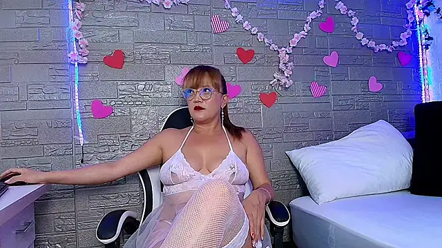 Snapshot of naomi_diamond_ chatting on December 17, 12:10 pm naomi diamond online show from December 17, 12:10 pm