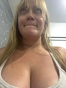 Snapshot of naomi_diamond_ chatting on February 22, 10:44 pm naomi diamond online show from February 22, 10:44 pm