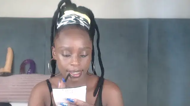 Snapshot of Jah-Queen chatting on November 17, 1:15 pm Jah-Queen online show from November 17, 1:15 pm