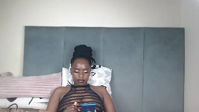 Snapshot of Jah-Queen chatting on April 4, 5:41 pm Jah-Queen online show from April 4, 5:41 pm