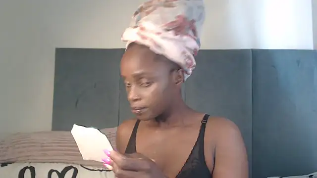 Snapshot of Jah-Queen chatting on September 24, 10:33 am Jah-Queen online show from September 24, 10:33 am