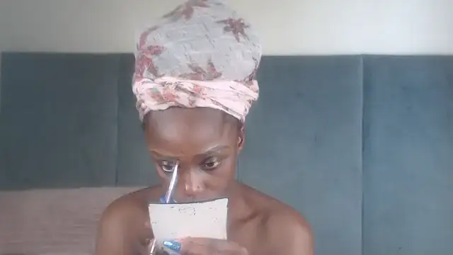 Snapshot of Jah-Queen chatting on November 18, 7:33 am Jah-Queen online show from November 18, 7:33 am