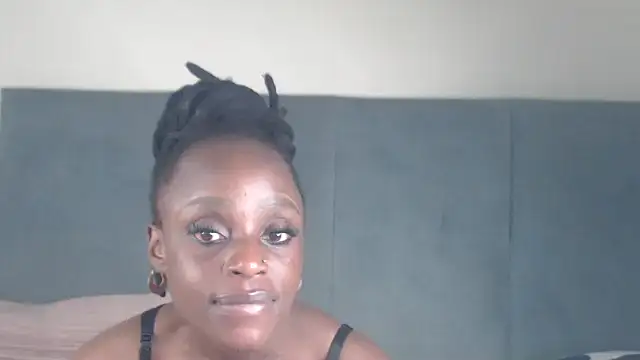 Snapshot of Jah-Queen chatting on October 21, 6:29 pm Jah-Queen online show from October 21, 6:29 pm