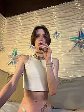 Snapshot of madi_snow chatting on December 3, 5:08 am madi snow online show from December 3, 5:08 am