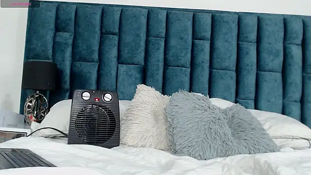 Snapshot of Emma_Foxi chatting on November 14, 9:18 pm Emma Foxi online show from November 14, 9:18 pm