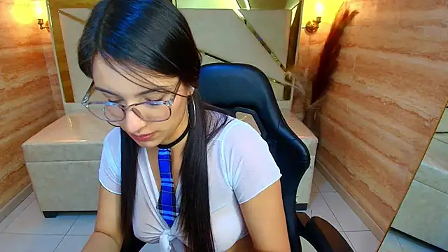 Snapshot of scarlettvixen_r chatting on September 13, 1:00 pm scarlettvixen r online show from September 13, 1:00 pm
