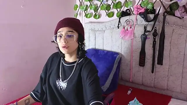 Snapshot of katalinathxandbritney1 chatting on September 22, 2:39 am katalinathxandbritney1 online show from September 22, 2:39 am