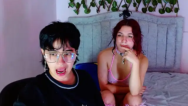 Snapshot of katalinathxandbritney1 chatting on December 15, 4:40 am katalinathxandbritney1 online show from December 15, 4:40 am