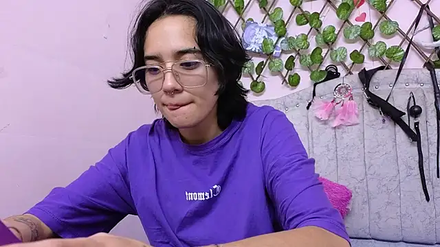 Snapshot of katalinathxandbritney1 chatting on September 24, 5:08 pm katalinathxandbritney1 online show from September 24, 5:08 pm