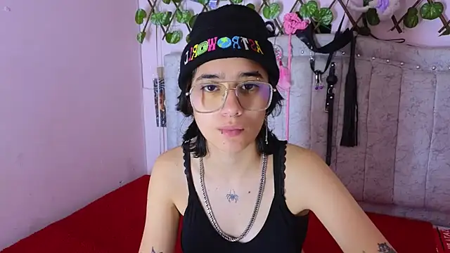 Snapshot of katalinathxandbritney1 chatting on September 22, 11:44 pm katalinathxandbritney1 online show from September 22, 11:44 pm