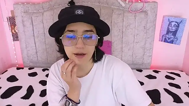 Snapshot of katalinathxandbritney1 chatting on September 15, 9:15 pm katalinathxandbritney1 online show from September 15, 9:15 pm