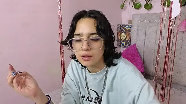 Snapshot of katalinathxandbritney1 chatting on October 3, 8:32 pm katalinathxandbritney1 online show from October 3, 8:32 pm