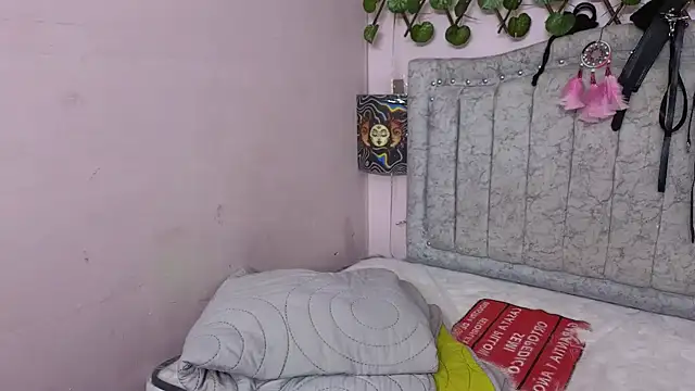 Snapshot of katalinathxandbritney1 chatting on October 1, 7:40 pm katalinathxandbritney1 online show from October 1, 7:40 pm