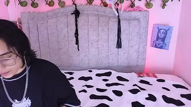 Snapshot of katalinathxandbritney1 chatting on September 13, 9:59 pm katalinathxandbritney1 online show from September 13, 9:59 pm