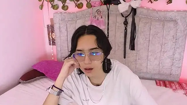 Snapshot of katalinathxandbritney1 chatting on September 17, 5:59 pm katalinathxandbritney1 online show from September 17, 5:59 pm