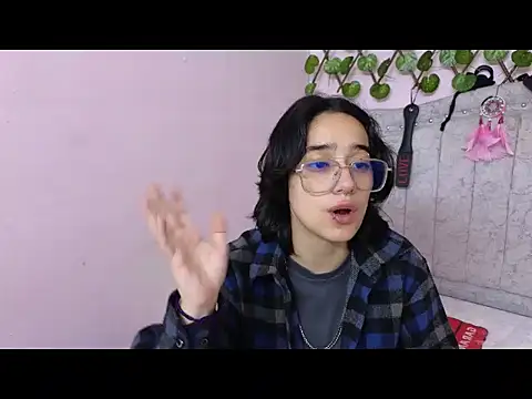 Snapshot of katalinathxandbritney1 chatting on September 27, 9:32 pm katalinathxandbritney1 online show from September 27, 9:32 pm