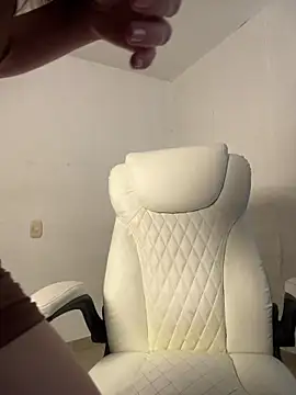 Snapshot of karinasantos_ chatting on February 25, 2:06 pm karinasantos online show from February 25, 2:06 pm