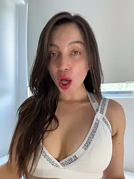 Snapshot of karinasantos_ chatting on February 9, 5:11 pm karinasantos online show from February 9, 5:11 pm