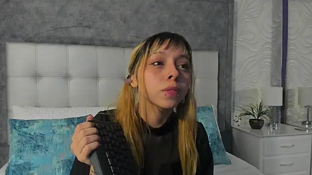 Snapshot of its_bibi chatting on December 3, 12:12 am its bibi online show from December 3, 12:12 am