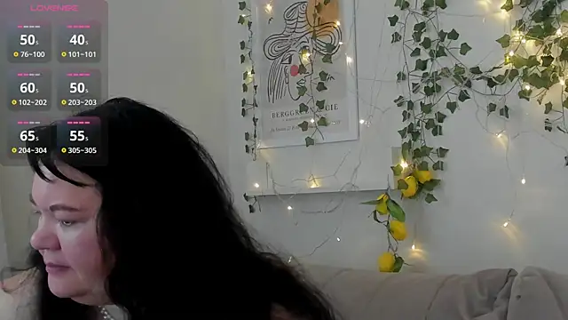 Snapshot of sandra_jackson chatting on November 28, 2:45 am sandra jackson online show from November 28, 2:45 am