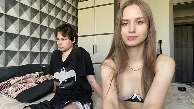 Snapshot of merycouple chatting on February 13, 3:28 am merycouple online show from February 13, 3:28 am