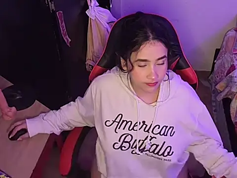 Snapshot of ChloeSnoww chatting on October 2, 3:32 am ChloeSnoww online show from October 2, 3:32 am