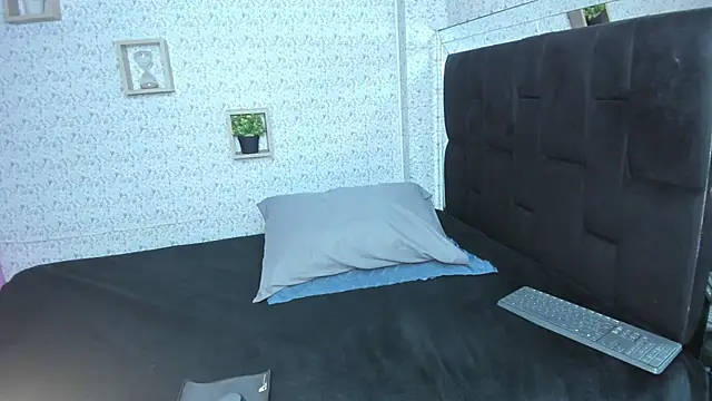 lisa logan online show from February 25, 4:34 am