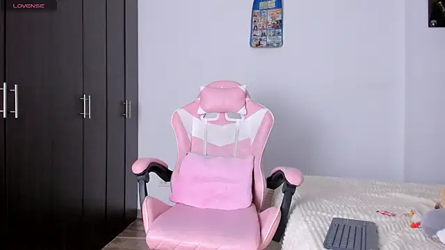 kendal hot01 online show from March 12, 7:07 pm